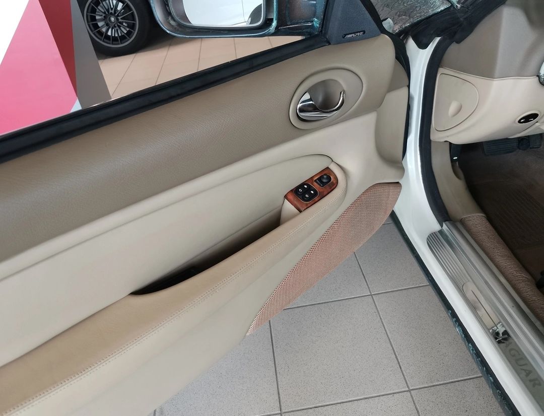 Забавный Jaguar XKR  2000 г.в.